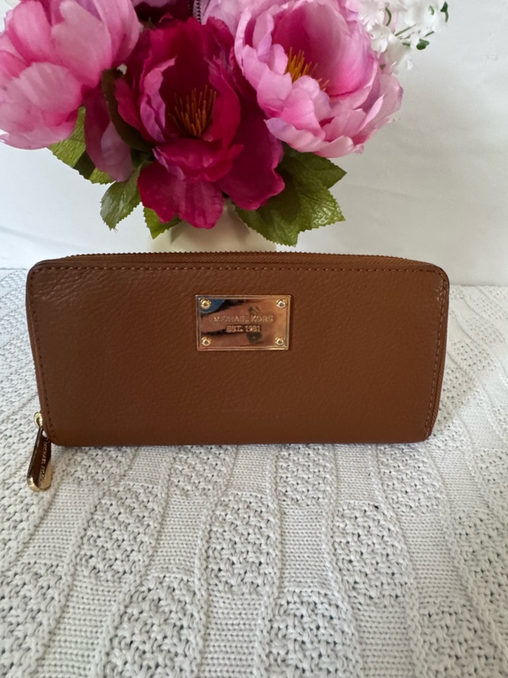 Michael Kors EUC leather continental long wallet